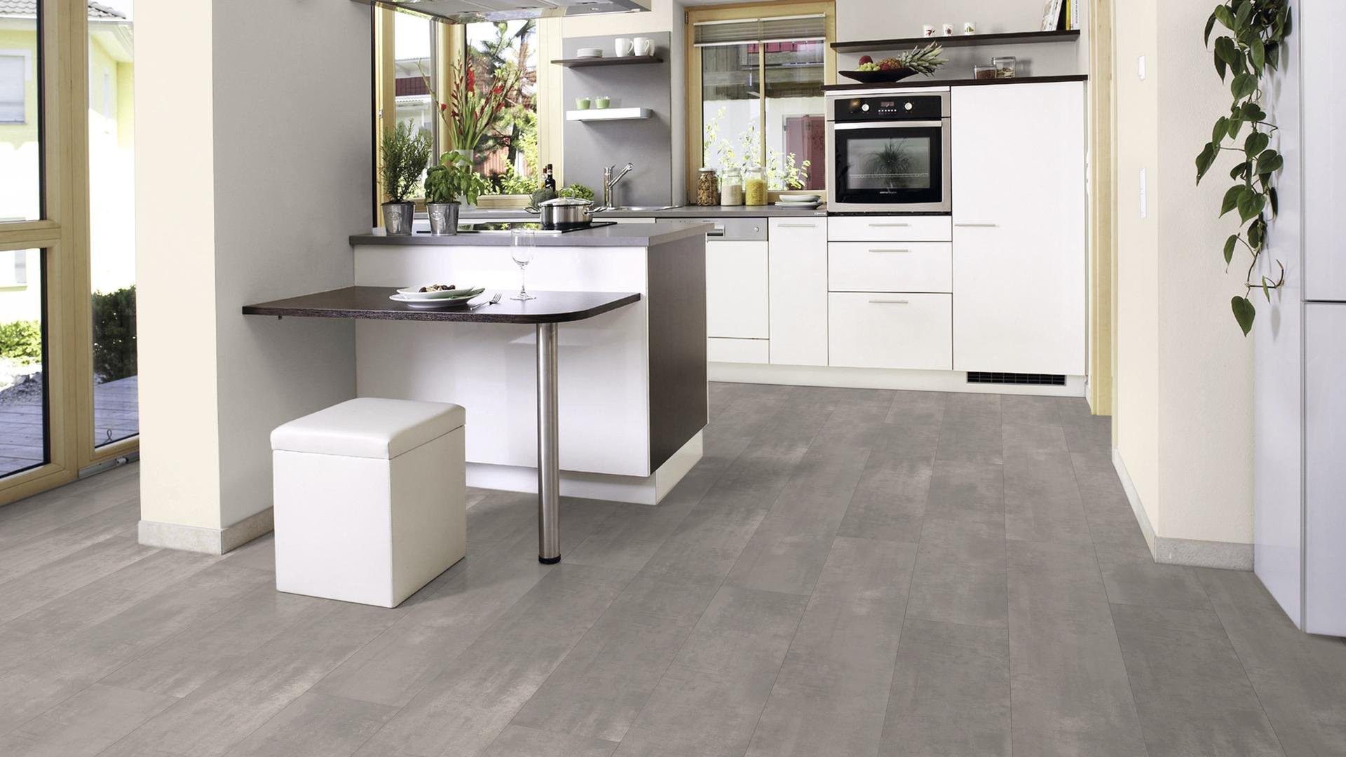 Ламинат Kaindl AQUApro Select Бетон Перламутровый 44375 АV фото в интерьере